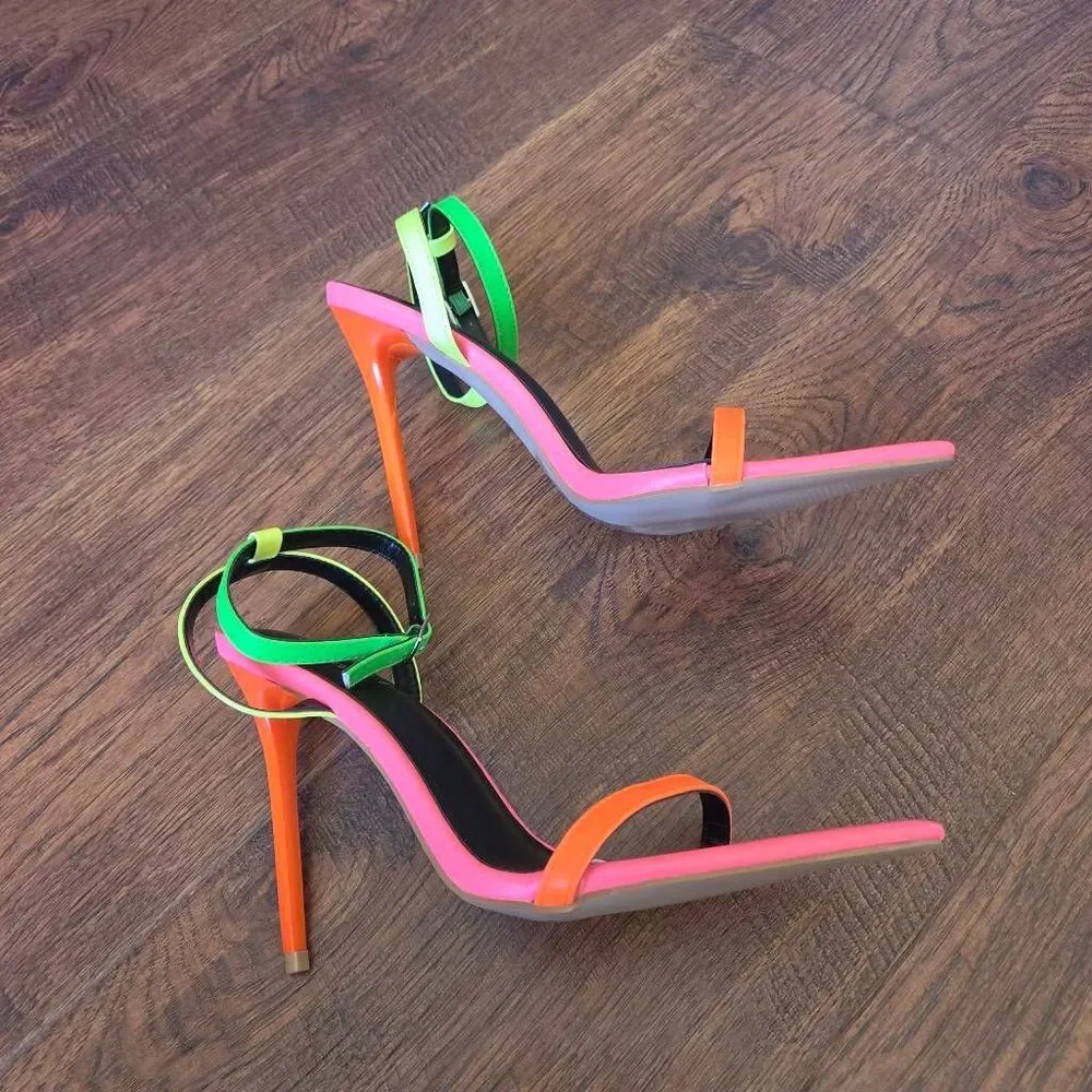 NWOT Simmi Estafaniaa Heels